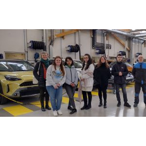 Myriam Colin avec les Aesh, Morgane Carré et Jessica Thomas, et les élèves en Carrosserie