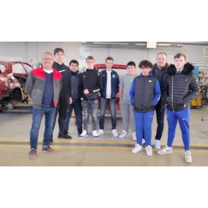 Hervé Nicolas avec ses élèves en Maintenance automobile
