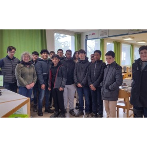 Nadia Larchevèque et Marie Nimail avec des 3e Segpa et 2 élèves de 3e visitent le Lycée