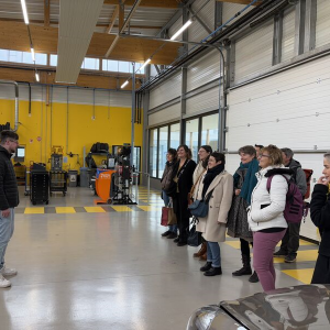 Eric Dupont, élève en 2e année CAP Carrosserie, reçoit les coordinateurs